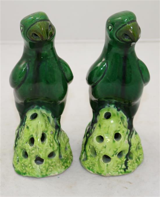 Two Chinese green glazed pottery models of parrots, late 19th/early 20th century, 20cm